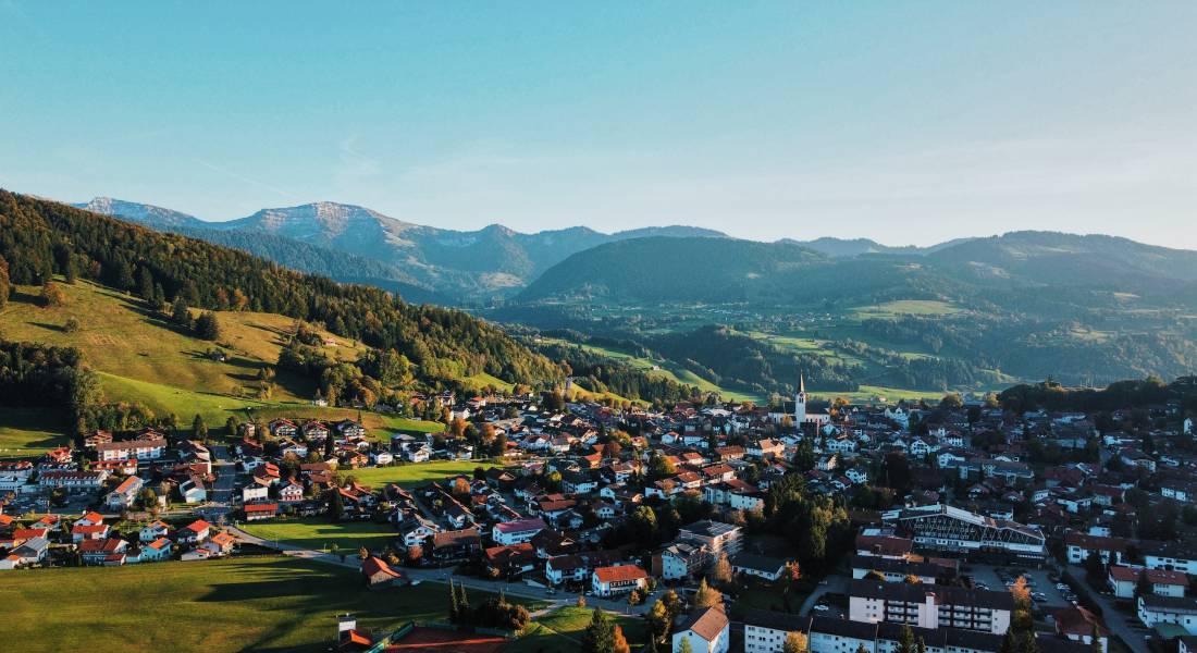 Blick auf Oberstaufen als Ort für den Sommerurlaub in Bayern.