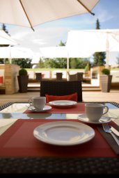 Genießen Sie Ihre Speisen an schönen Sonnentagen draussen auf unserer wunderbaren Terrasse