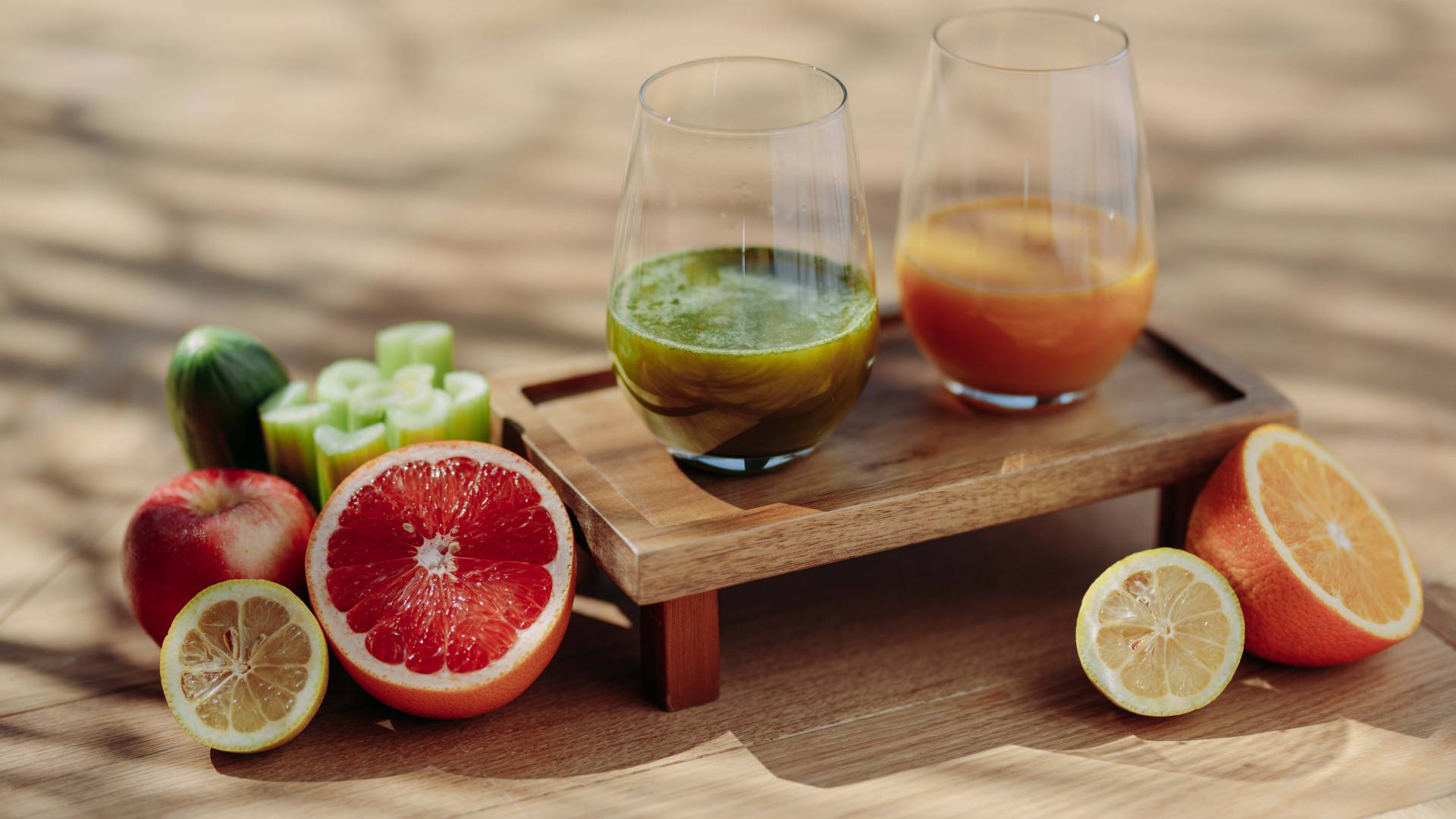 Zwei Gläser mit Säften mit unterschiedlichem Obst und Gemüse dekoriert, welches Teil des Heilfasten in Oberstaufen ist.