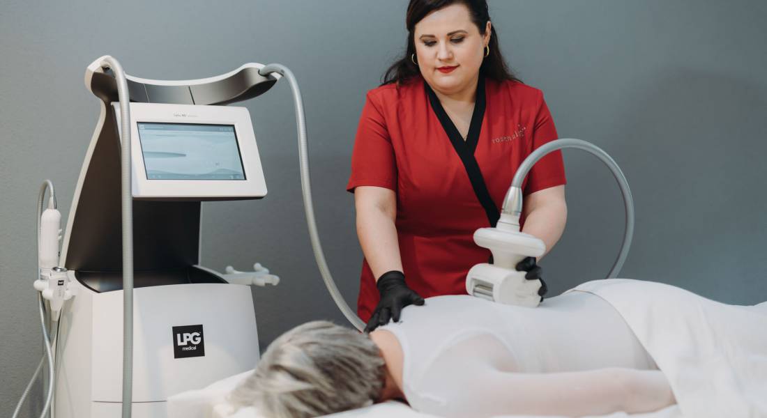 Eine Frau bekommt eine Rückenbehandlung als Medical Wellness im Allgäu.
