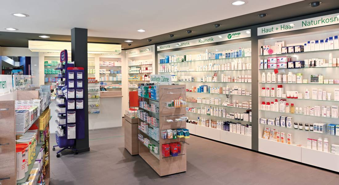 Innenansicht einer modern eingerichteten Apotheke.