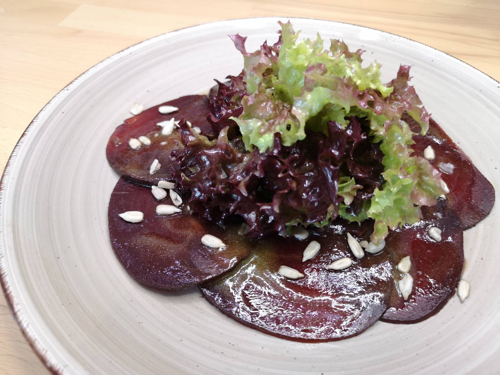 Rote-Bete-Carpaccio mit Salatstrauß & Mangodressing Symbolfoto