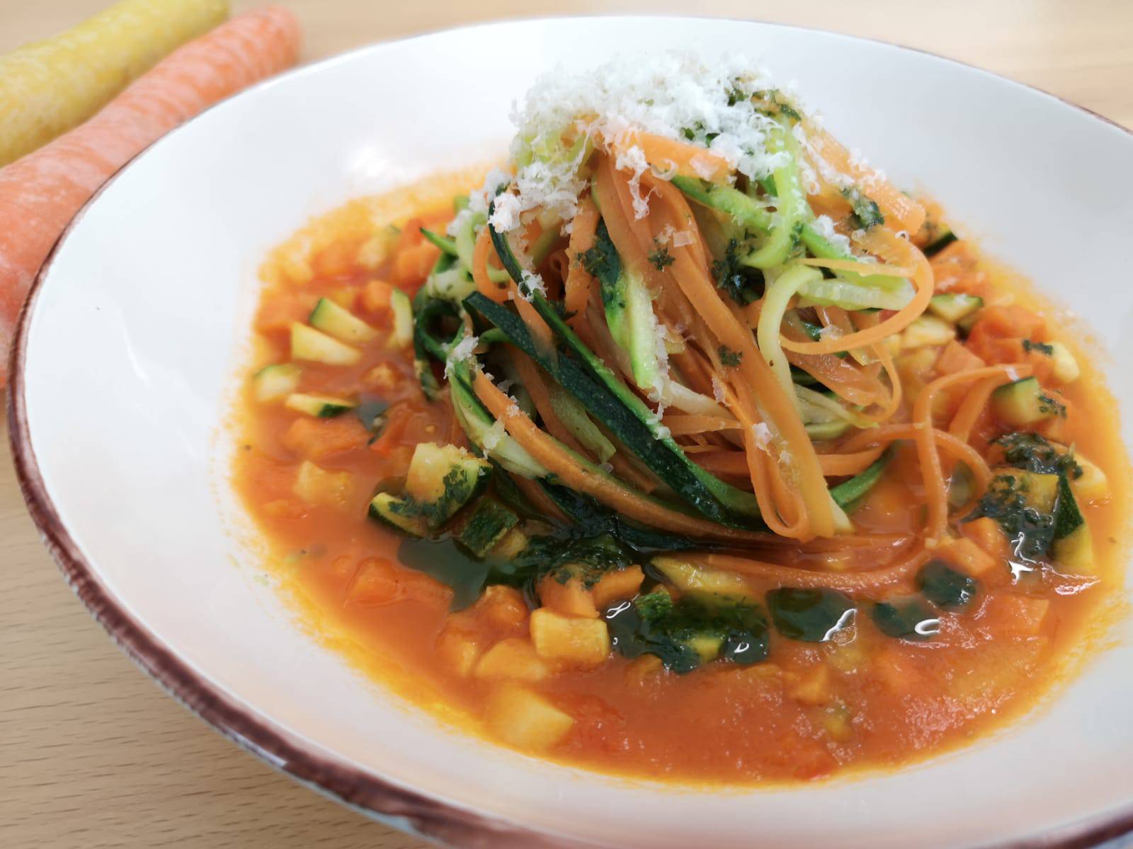 Basische Gemüse-Spaghetti mit Gemüsebolognese Symbolfoto