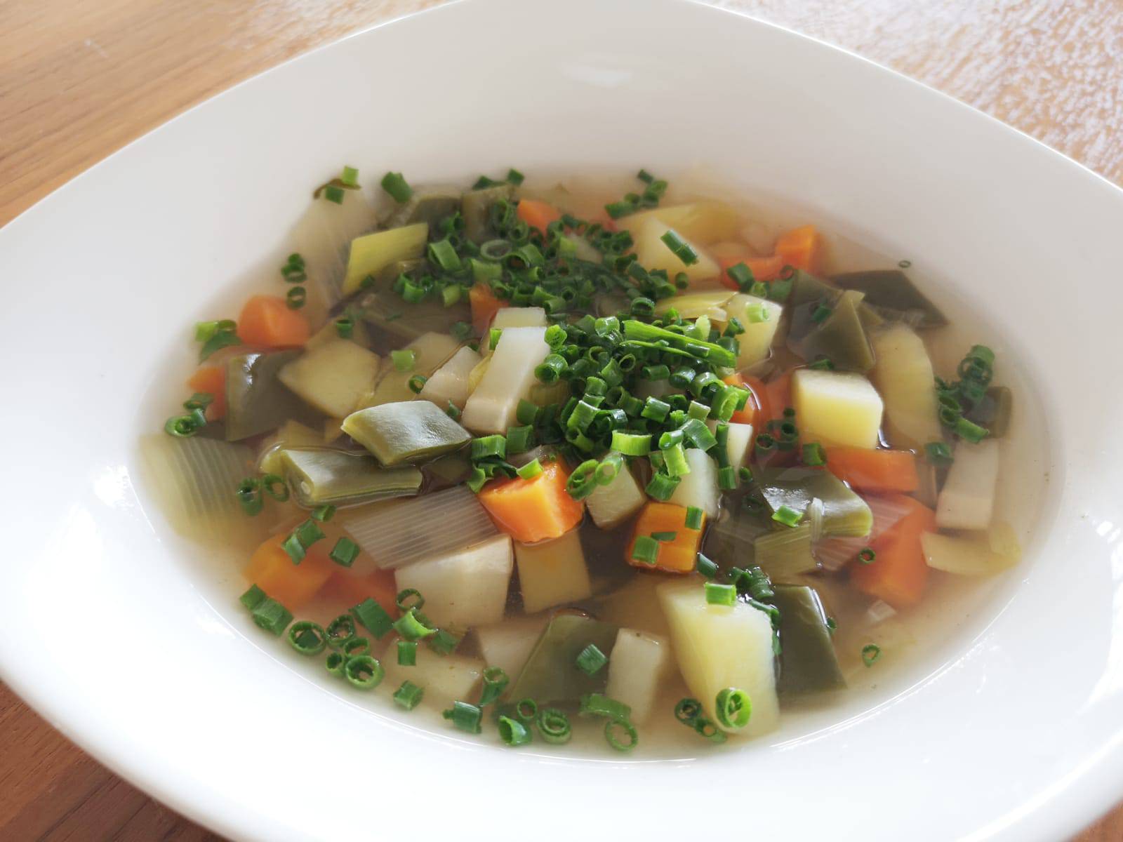Bohnen-Gemüseeintopf mit Liebstöckel Symbolfoto