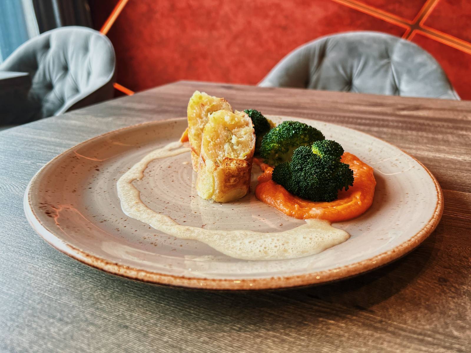 Kartoffelstrudel mit Karottenpüree und Brokkoli an Mandelschaum  Symbolfoto