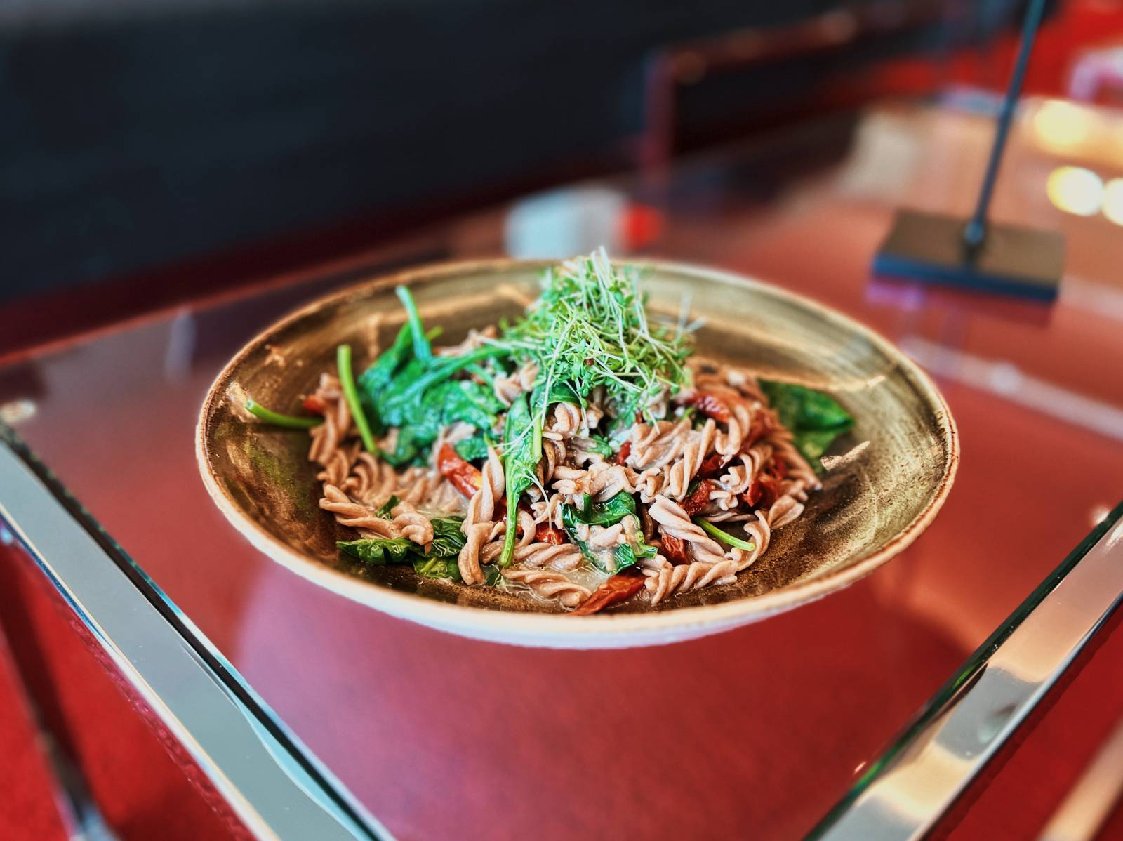 Vollkornnudeln mit Blattspinat  Symbolfoto