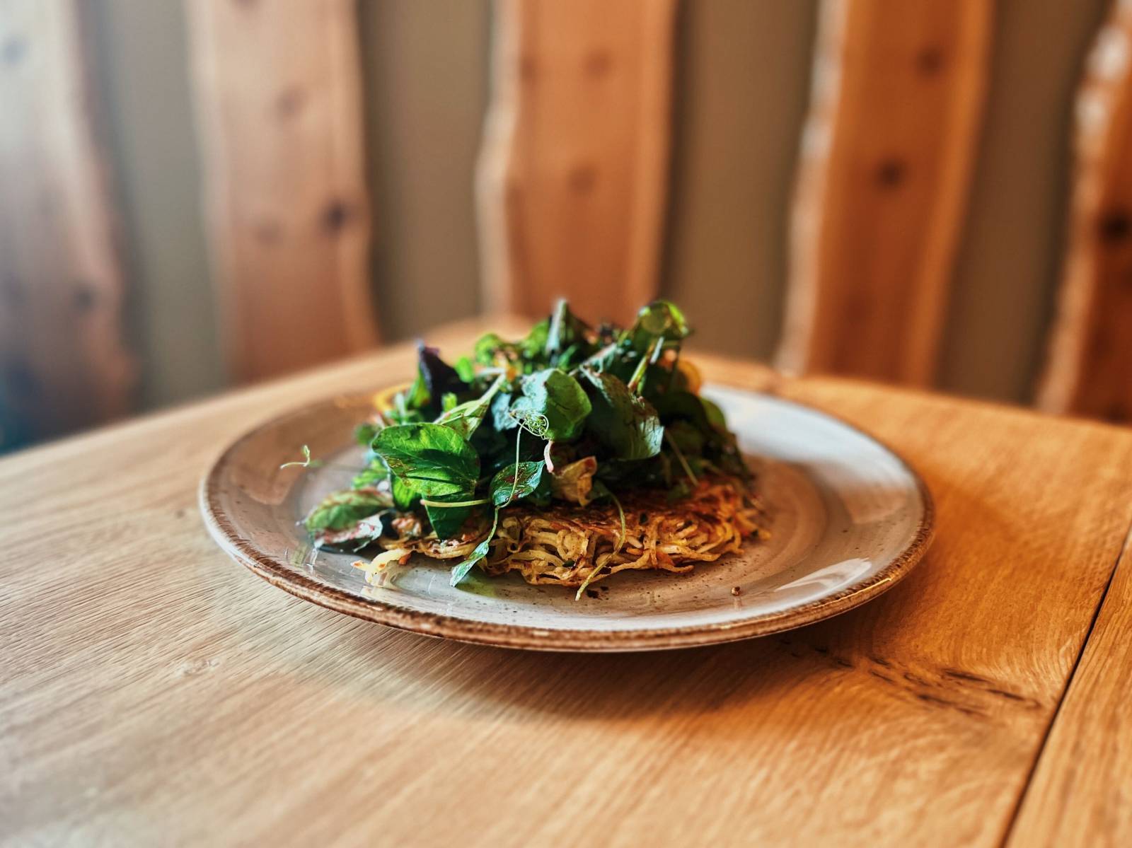 Gemüse-Kartoffelrösti mit Blattsalat an Walnussdressing Symbolfoto