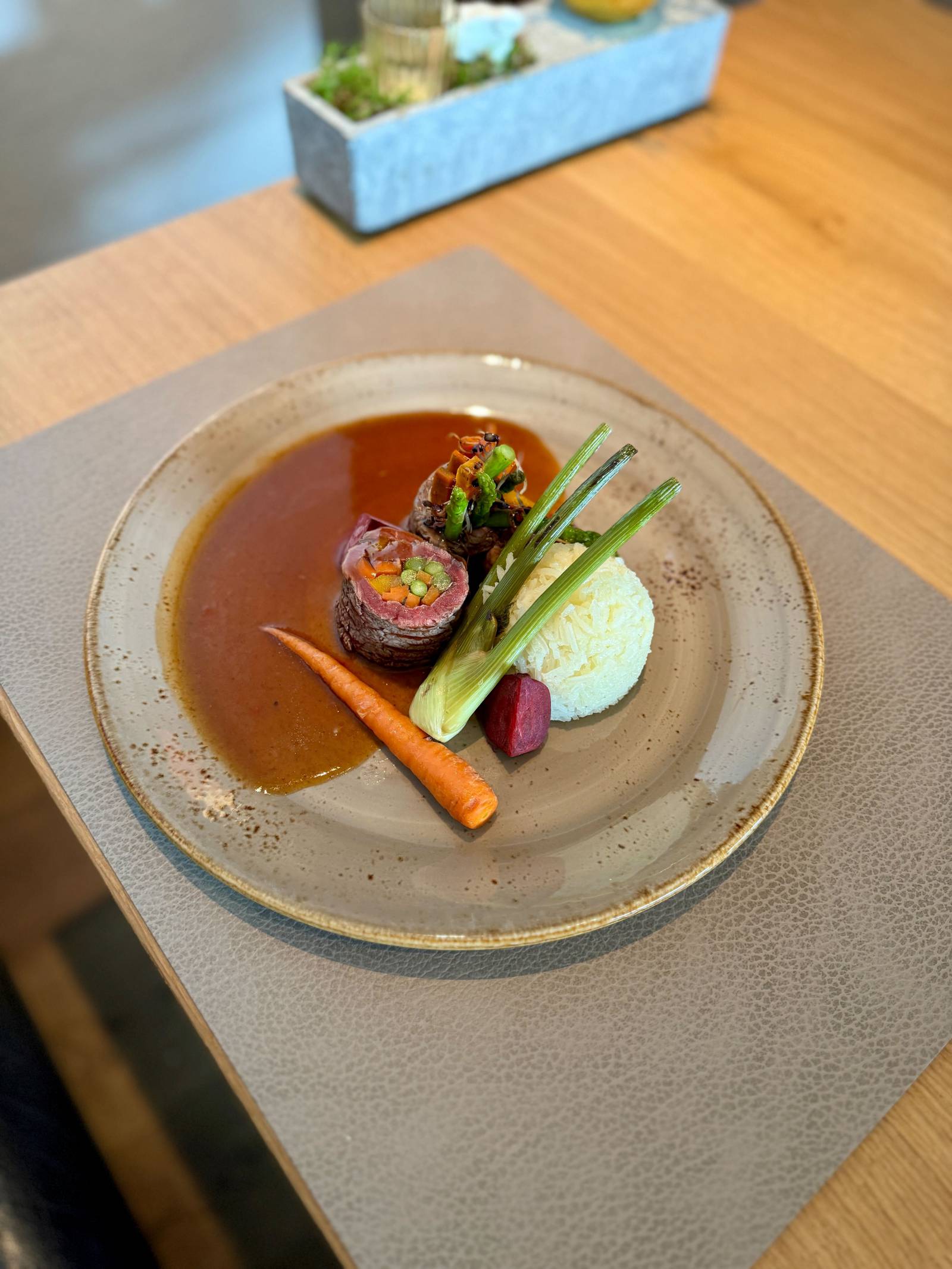 Sashimi vom Rind an Reis mit Gemüse  Symbolfoto