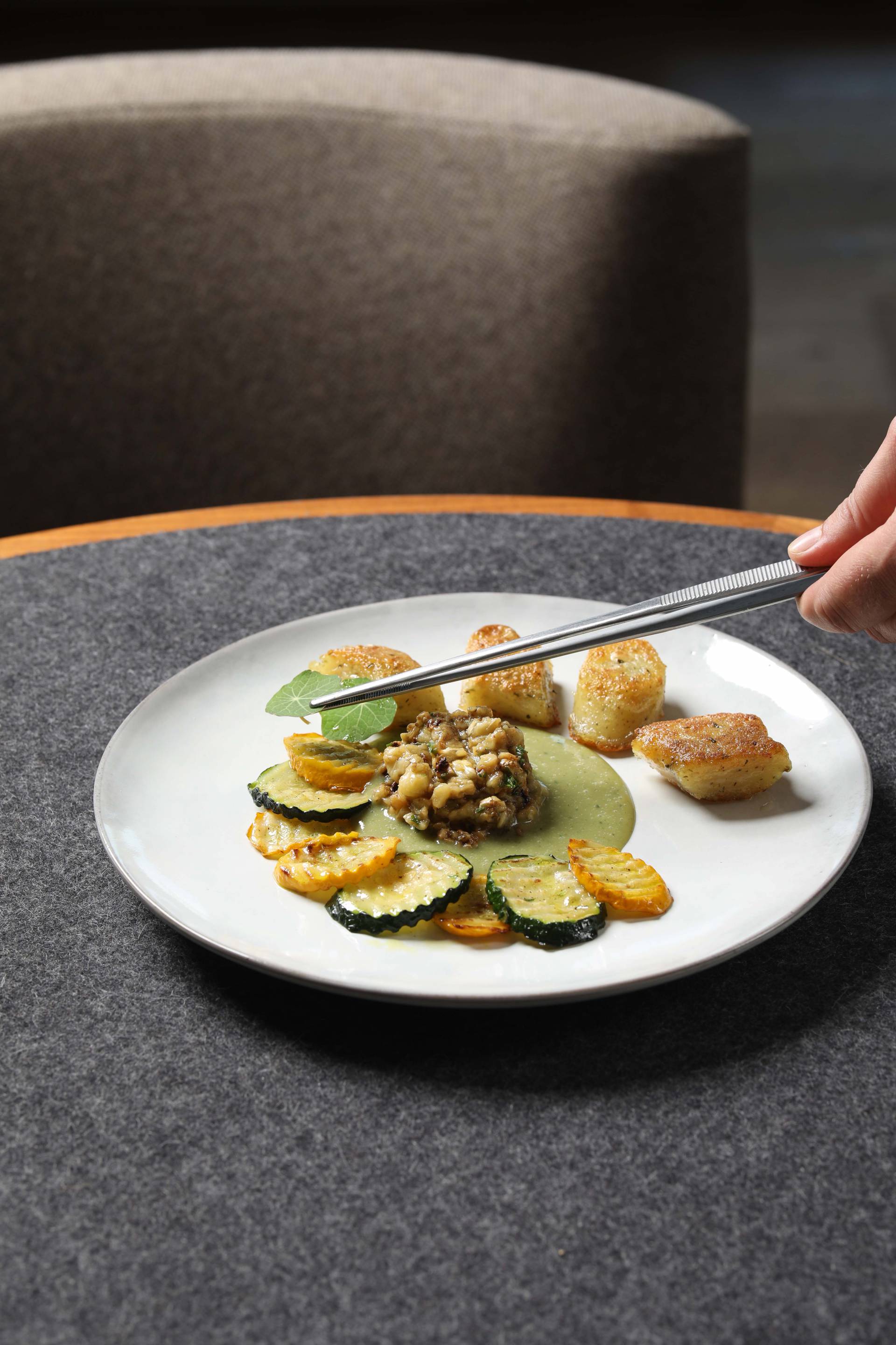 Gericht aus mehreren Komponenten wir auf einem weißen Teller als Teil eines Ernährungsurlaub platziert.