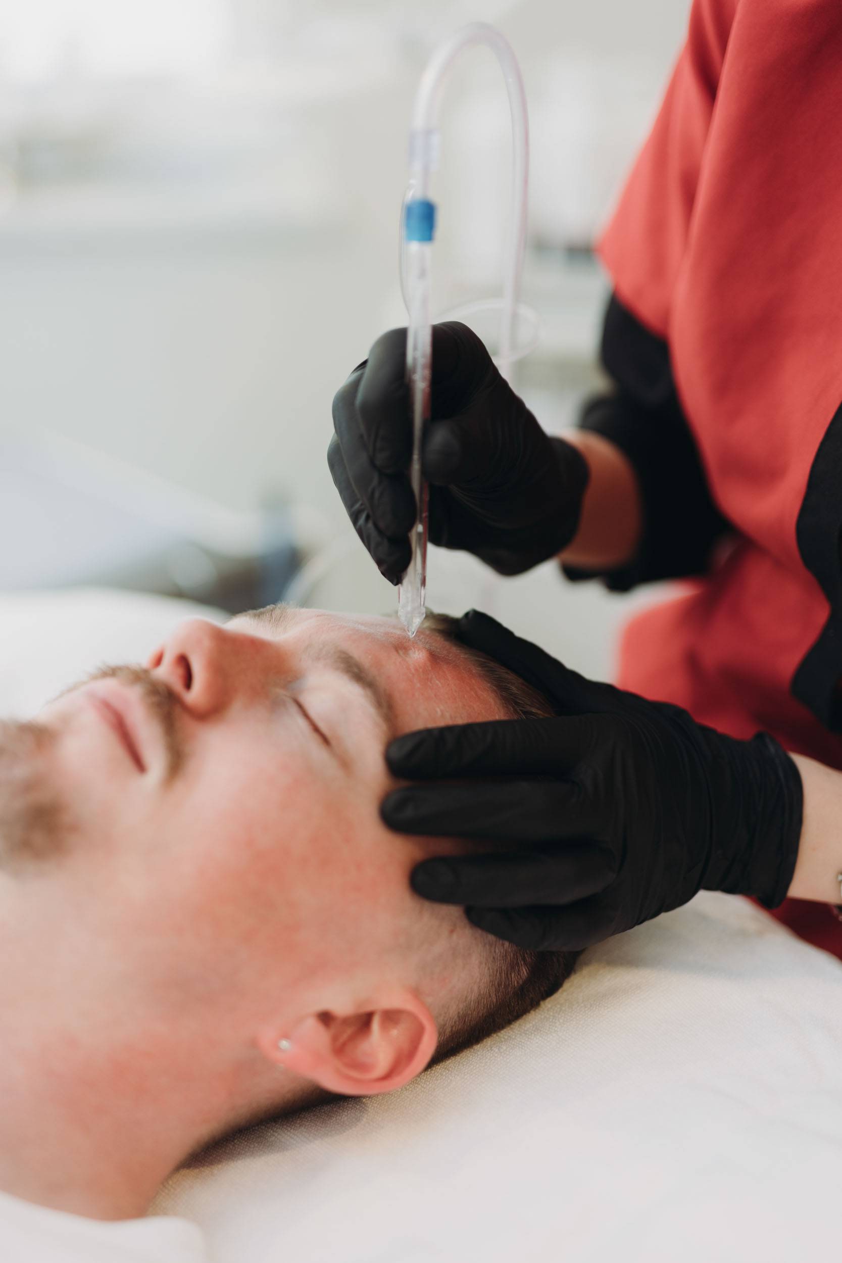 Ein Mann erhält eine Gesichtsbehandlung als Wellness in Oberstaufen.