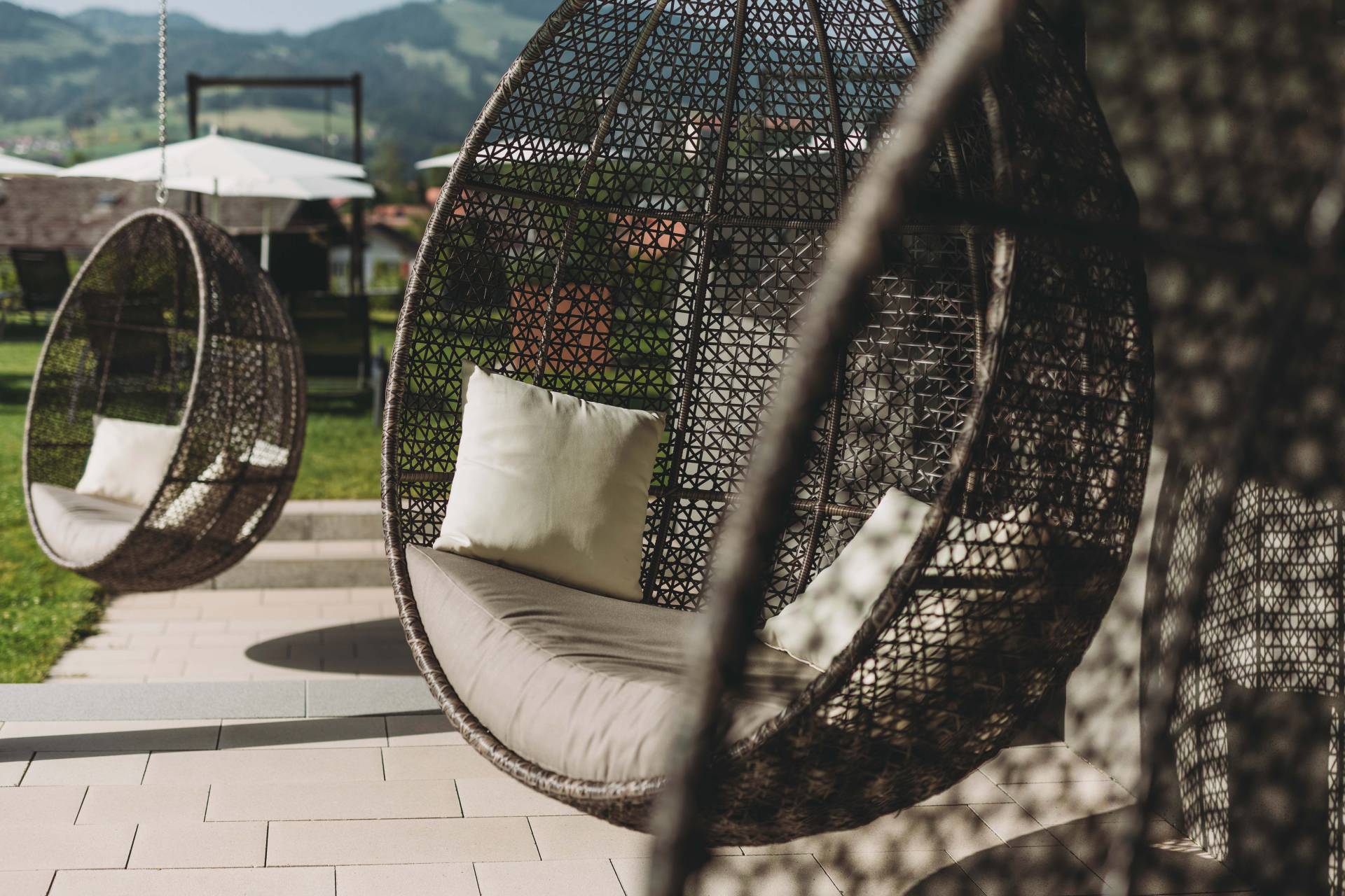 Eine Ruheliege im Wellnessgarten.