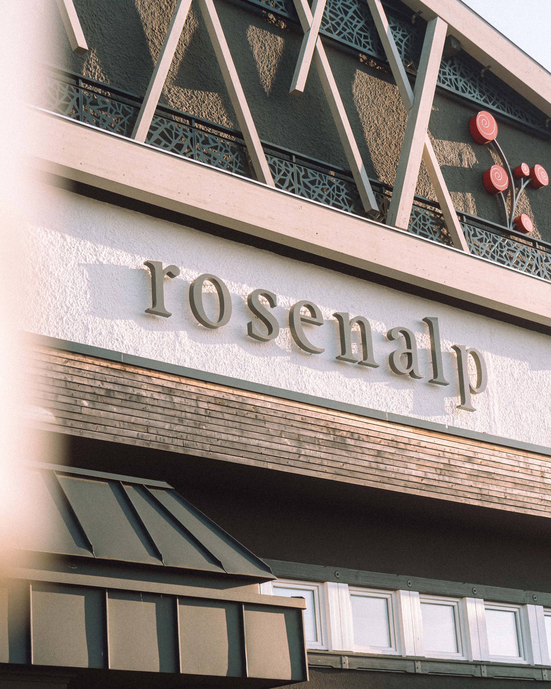 Logo auf der Außenfassade des Rosenalp Gesundheitsresort & Spa.