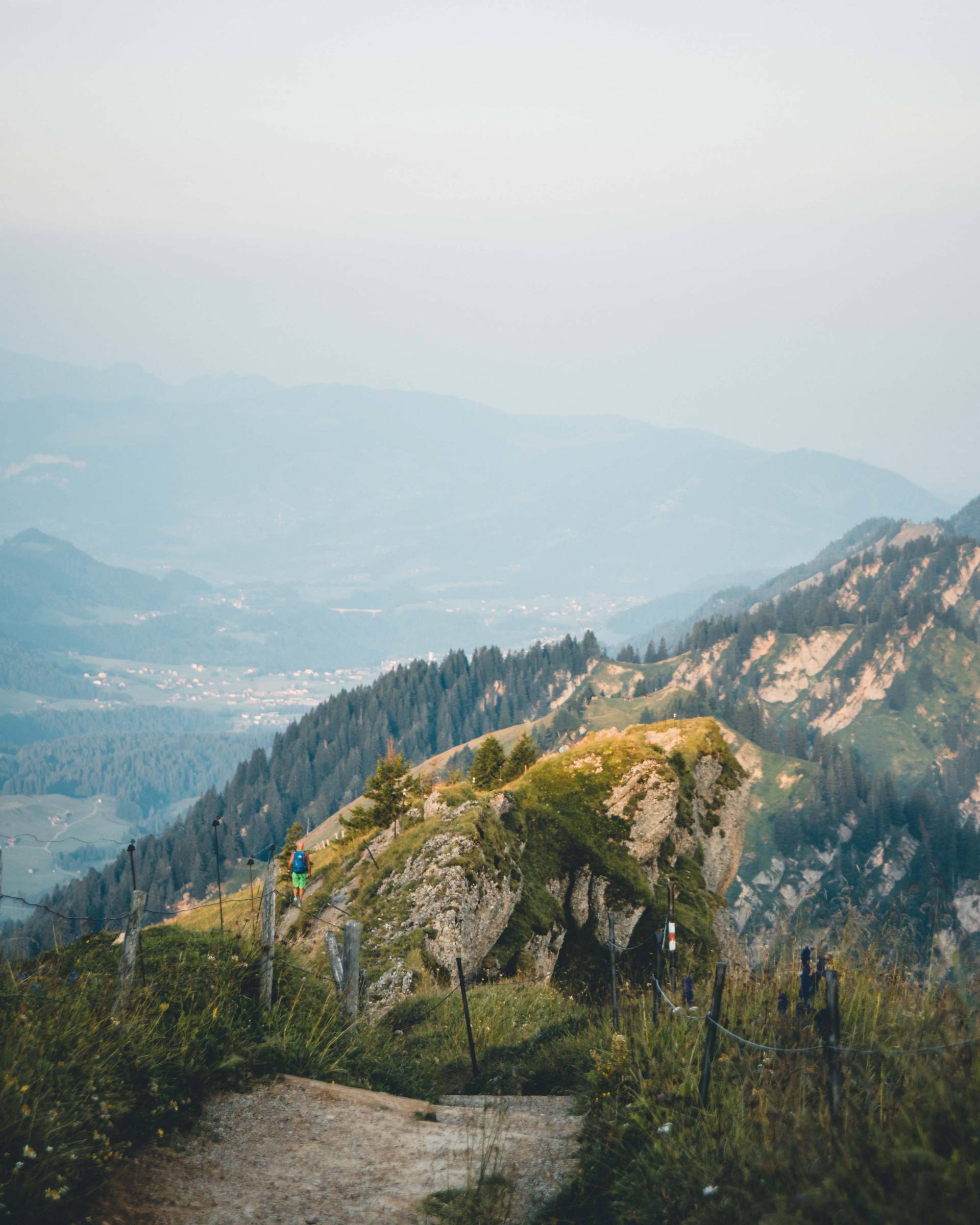 Panoramablick von einem Berg als Sommerurlaub in Bayern.