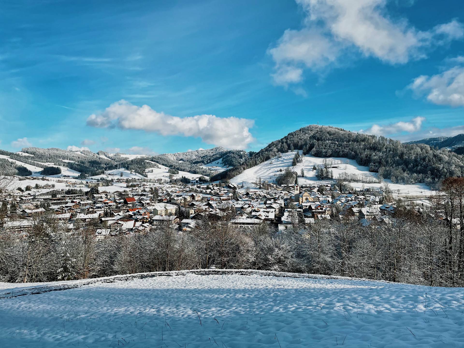 Blick auf eine verschneite Winterlandschaft als Teil des Aktivurlaub im Allgäu.