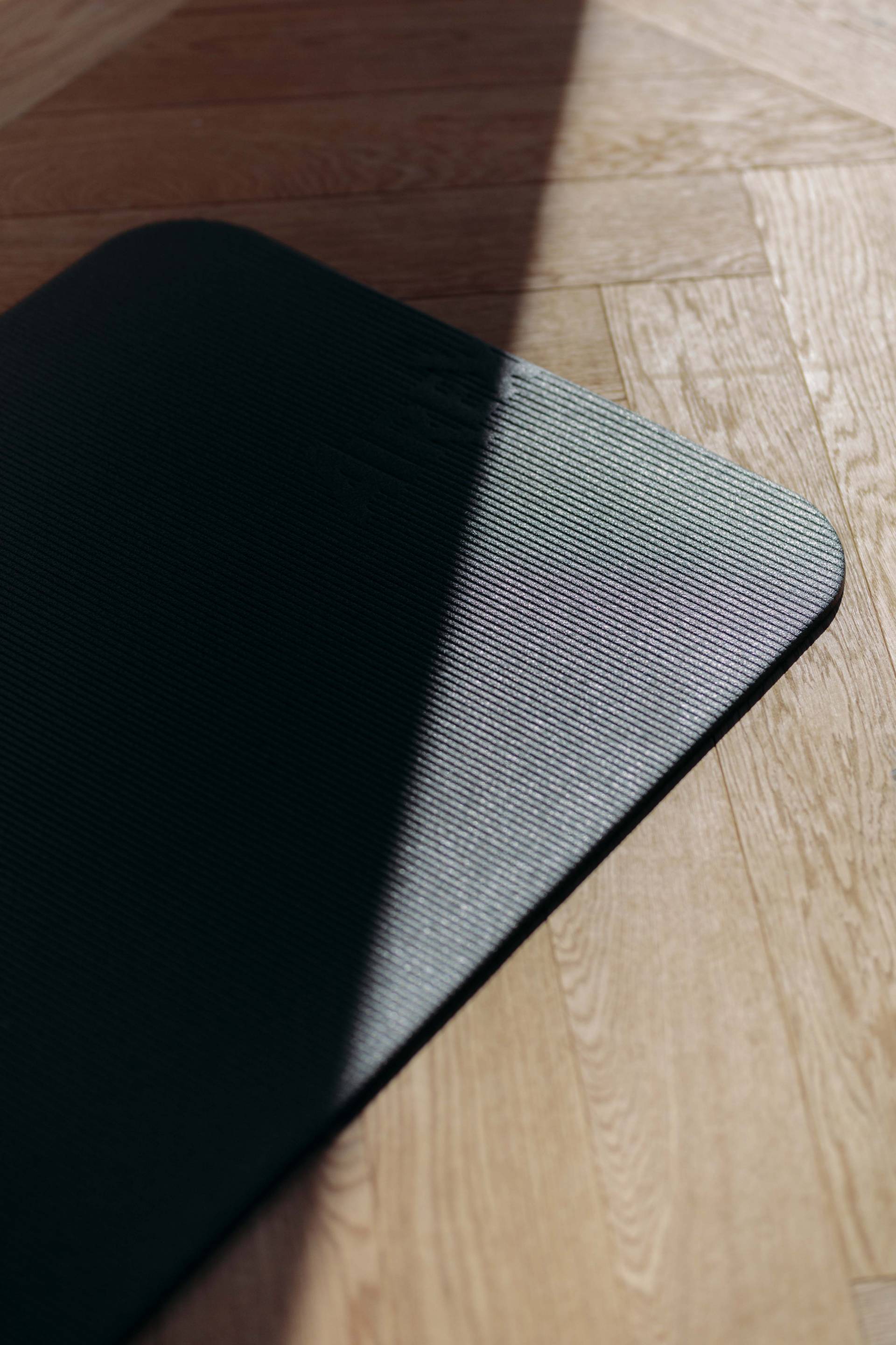 Nahaufnahme einer schwarzen Gymnastikmatte.