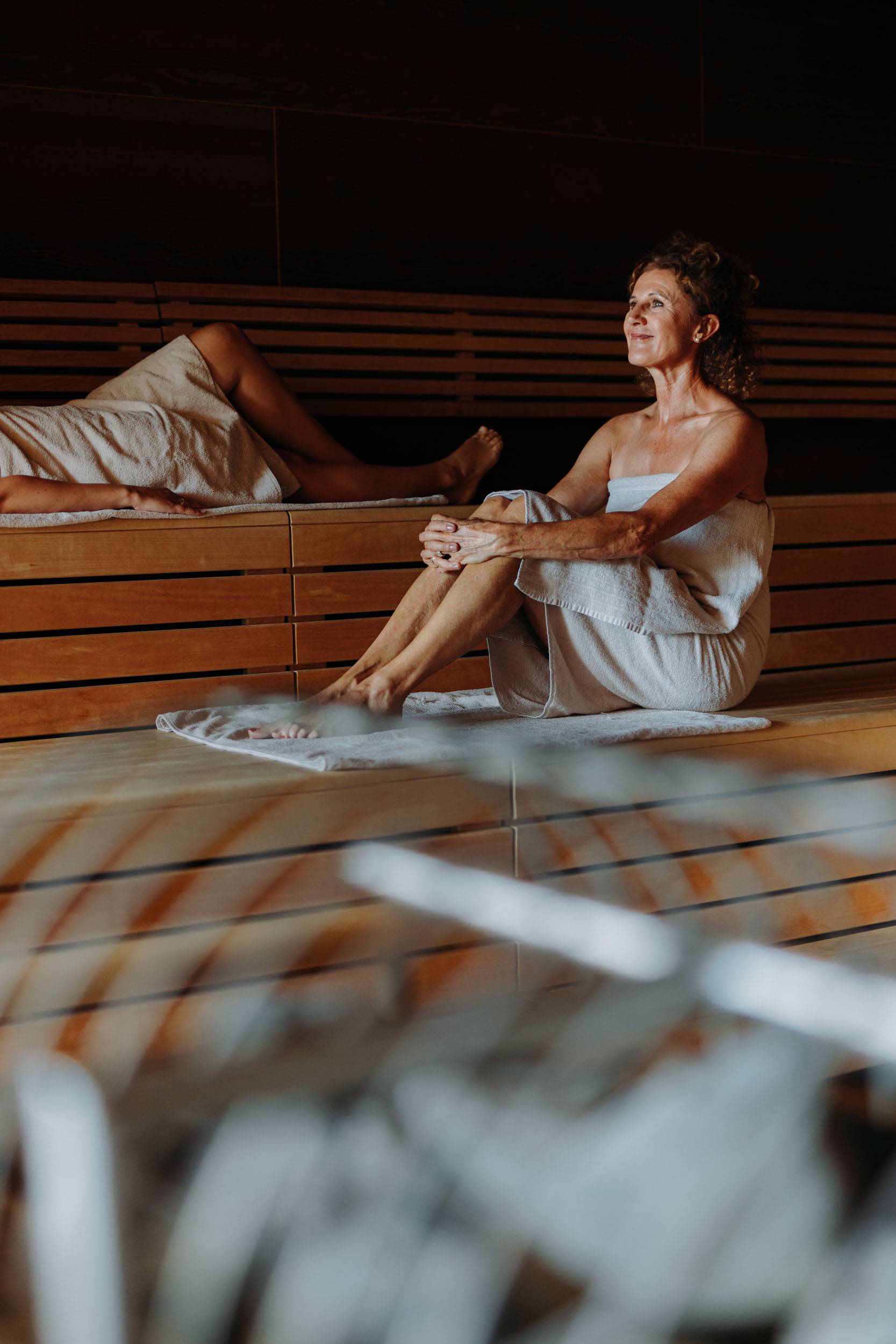 Zwei Personen in einer Sauna, was Lust auf einen Winterurlaub in Bayern macht.