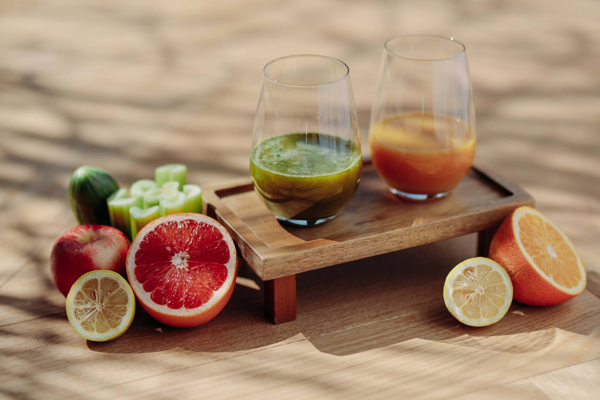 Zwei Gläser mit Säften mit unterschiedlichem Obst und Gemüse dekoriert, welches Teil des Heilfasten in Oberstaufen ist.