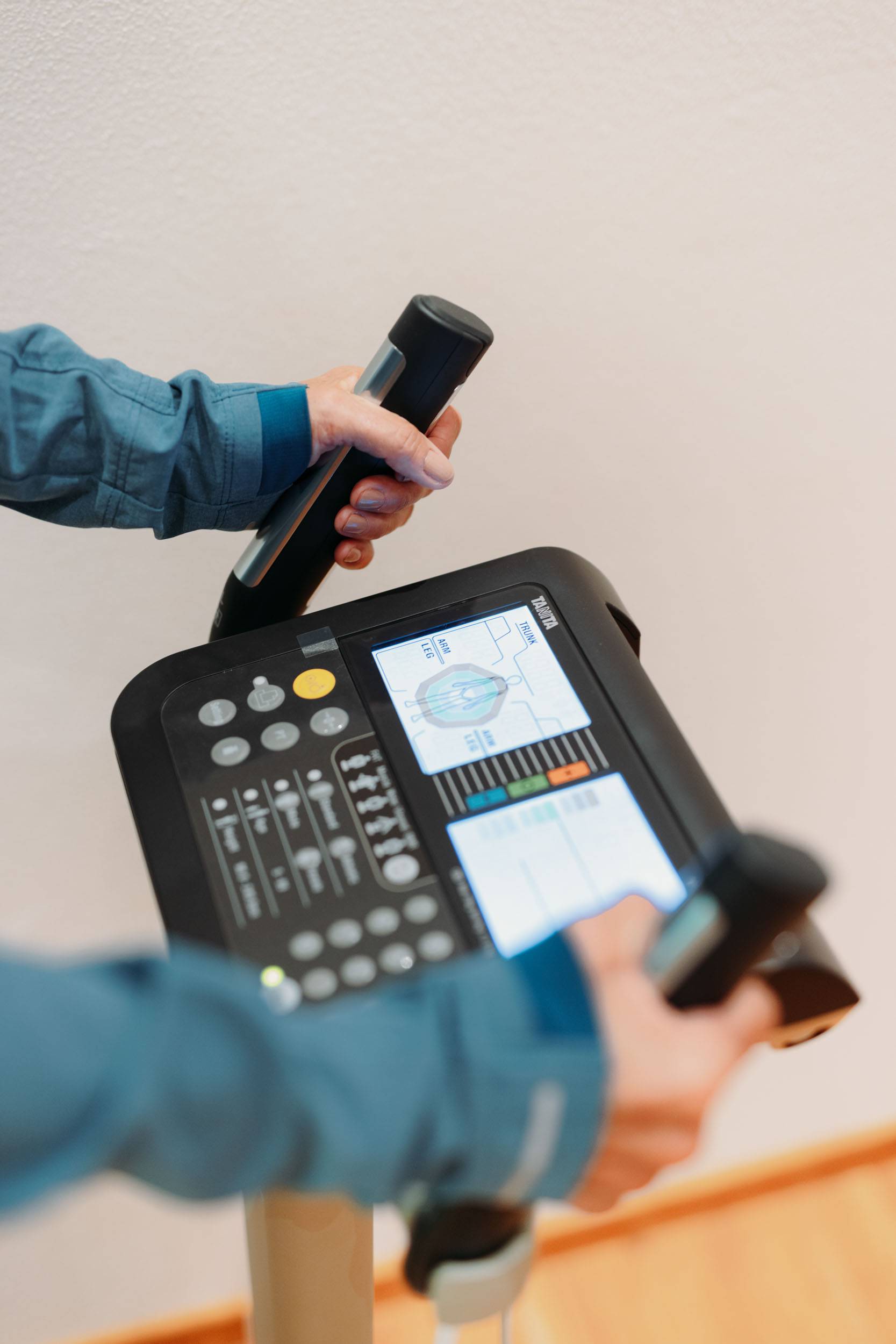 Eine Person während einer Messung an einem Fitnessmessgerät