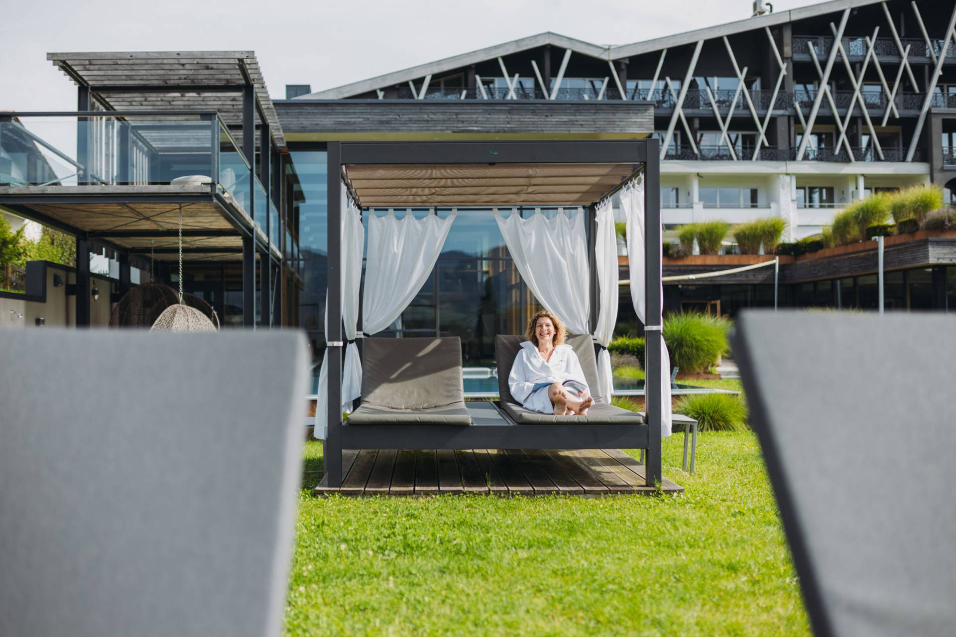 Ihr Aufenthalt im Gesundheitsresort & Spa Rosenalp ist eingebettet in eine zauberhafte Sommerlandschaft. - Rosenalp Gesundheitsresort & SPA