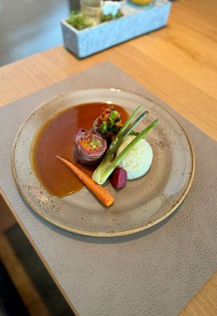 Sashimi vom Rind an Reis mit Gemüse  Symbolfoto