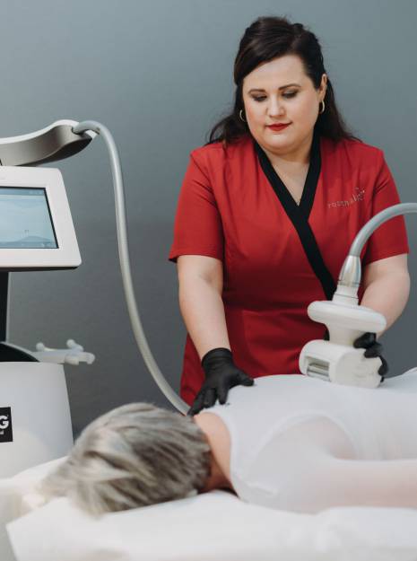 Eine Frau bekommt eine Rückenbehandlung als Medical Wellness im Allgäu.