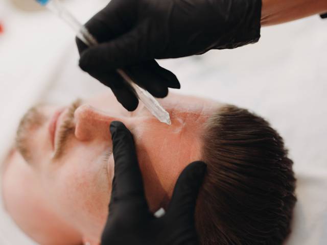 Ein Mann bekommt eine Gesichtsbehandlung im liegen als Teil des Medical Wellness im Allgäu.