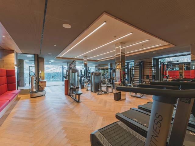 Fitnessstudio mit modernen Geräten für eine Reha in Oberstaufen.
