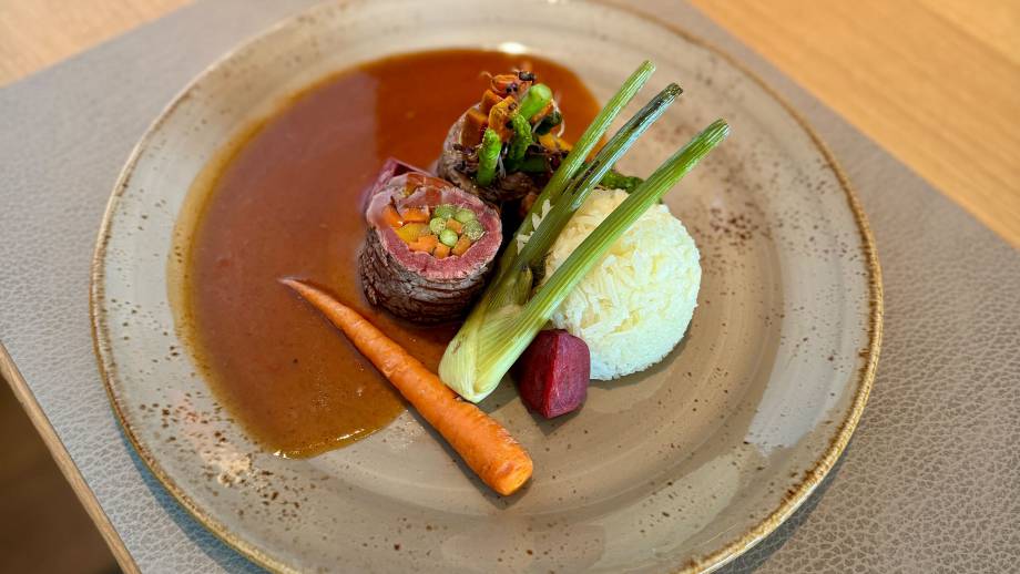 Sashimi vom Rind an Reis mit Gemüse  Symbolfoto