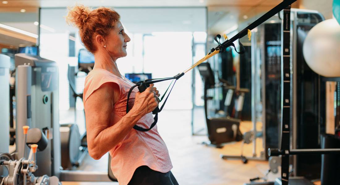 Frau trainiert Fitness im Gym der Rosenalp