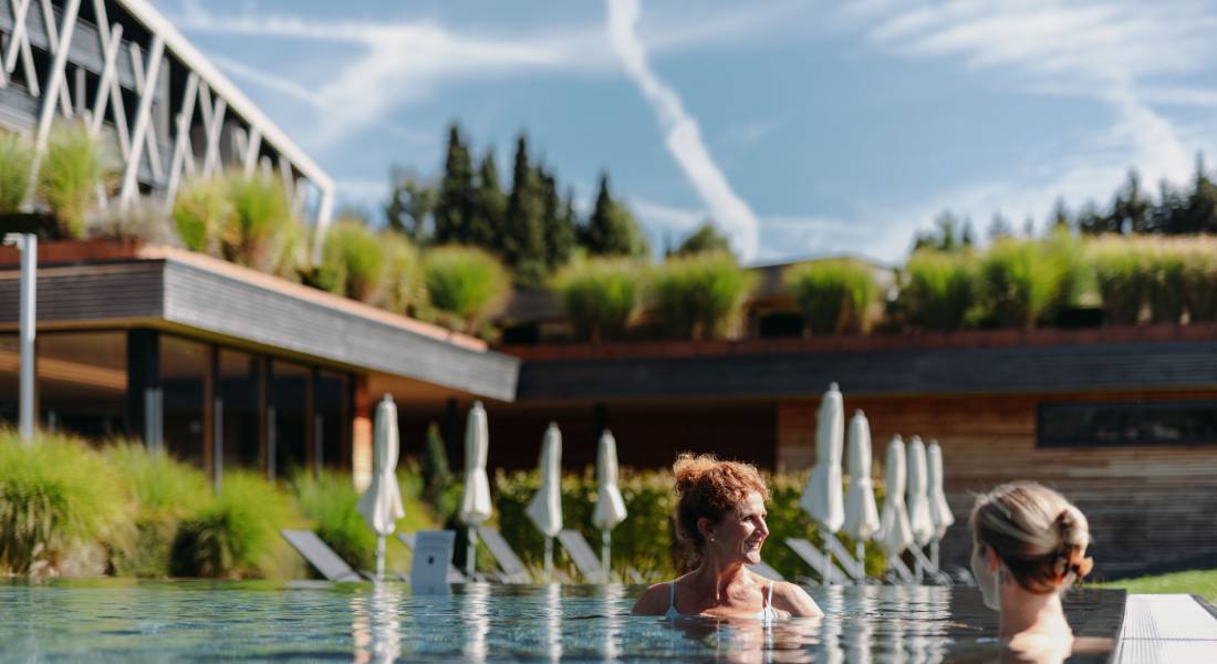 Frauen im Pool des Gesundheitsresort Rosenalp