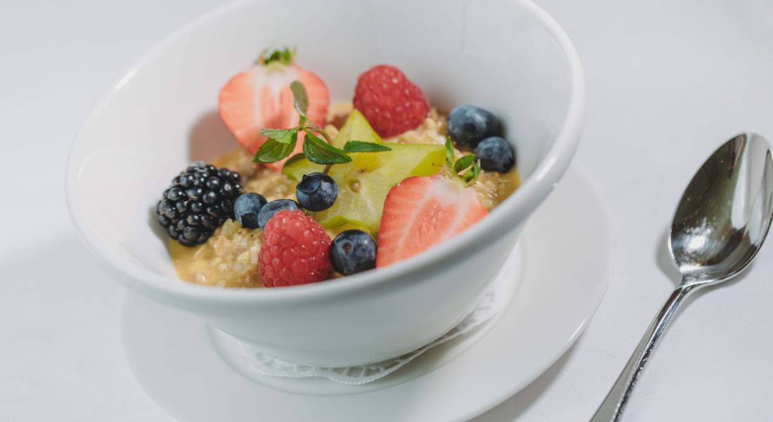 Frische Früchte im Müsli