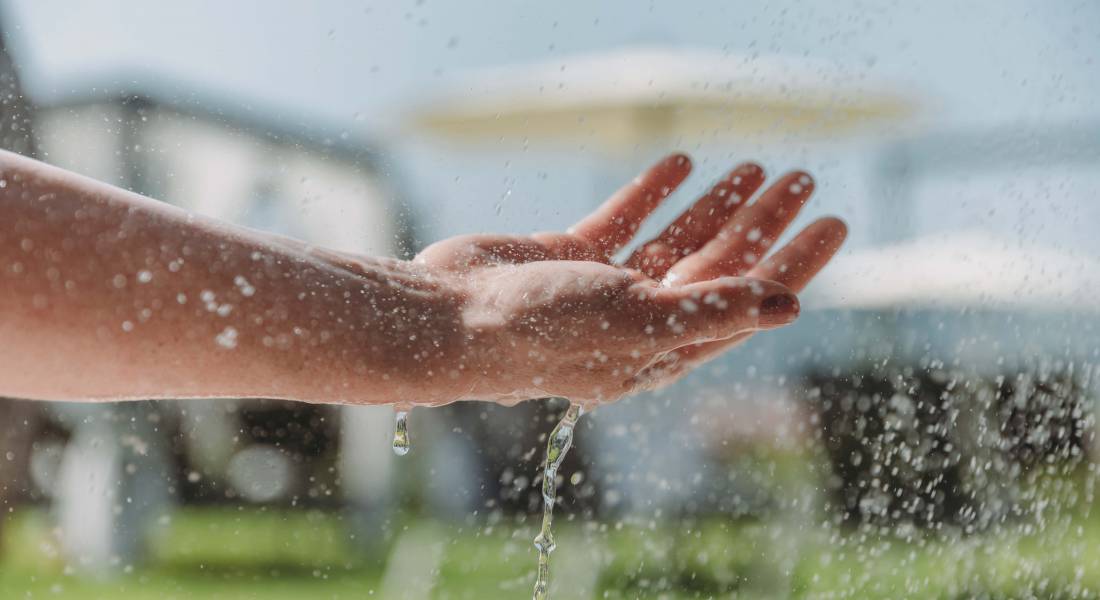 Hand mit Wasser