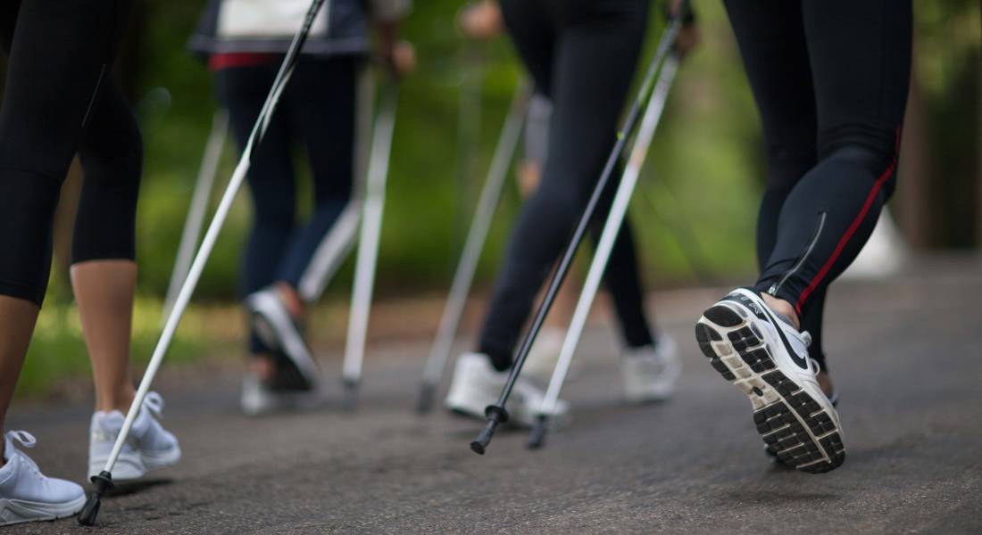 Nahaufnahme einer Nordic Walking Gruppe während ihres Aktivurlaub im Allgäu.