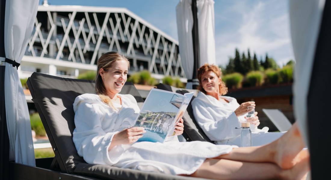 Relaxing in the wellness garden - Rosenalp Gesundheitsresort & SPA