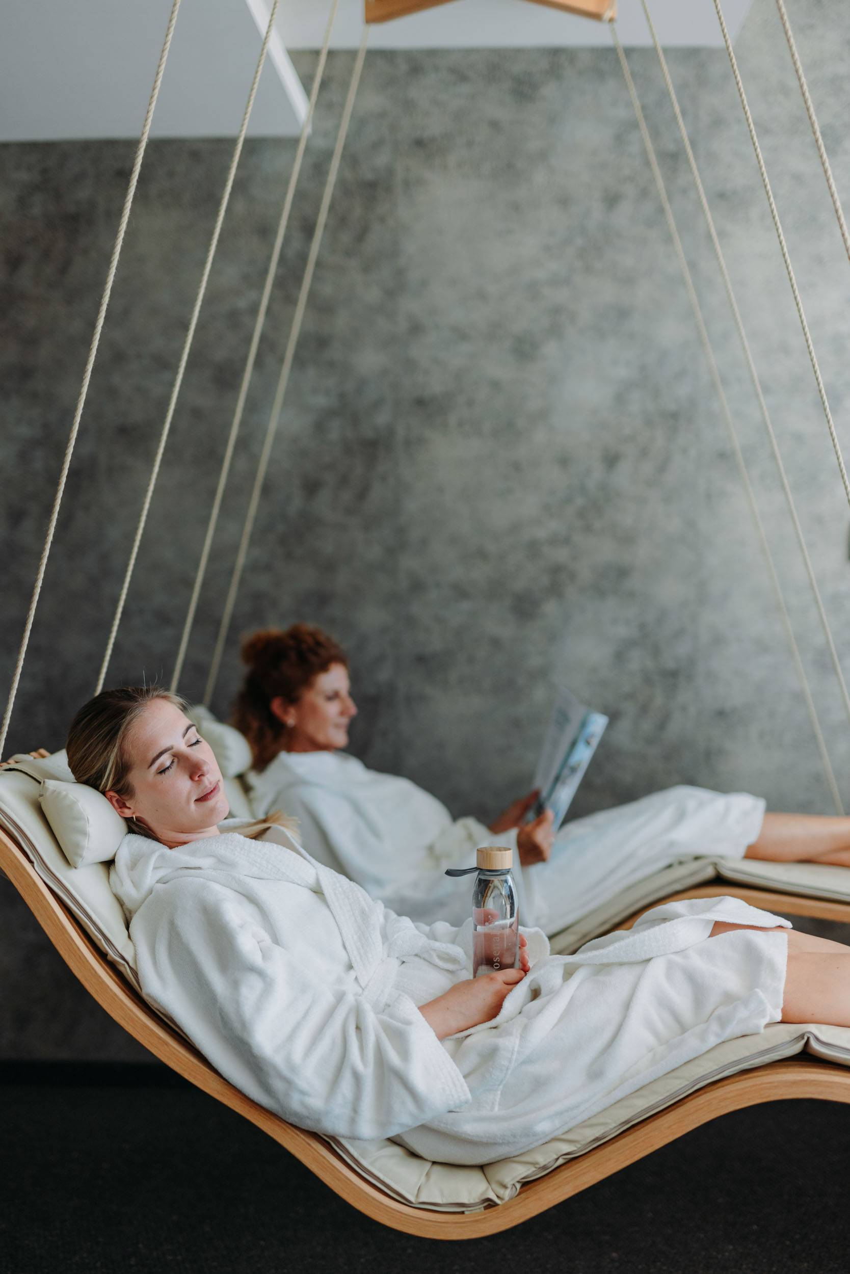 Frauen aufn den Schwebeliegen im Wellnessbereich