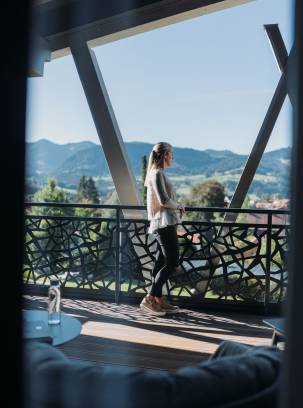 Frau auf dem Balkon im Gesundheitsresort Rosenalp Oberstaufen