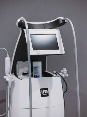 Aufnahme eines weißen medizinischen Geräts mit Monitor.