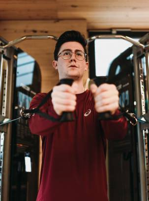 Trainiern im Fitnessraum im Gesundheitsresort Rosenalp