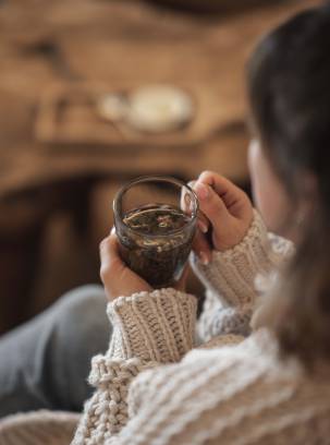 Tee trinken in der Kaminlounge