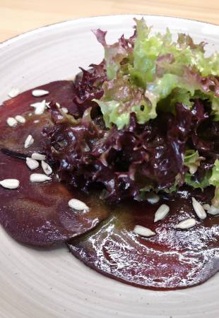 Rote-Bete-Carpaccio mit Salatstrauß & Mangodressing Symbolfoto