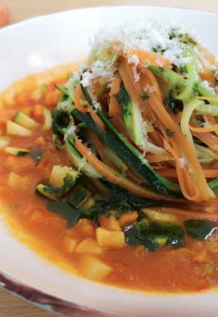 Basische Gemüse-Spaghetti mit Gemüsebolognese Symbolfoto