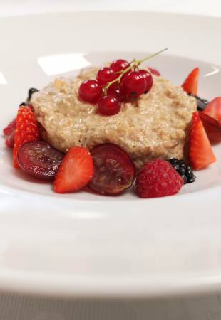 Erdmandel-Müsli mit Beeren Symbolfoto