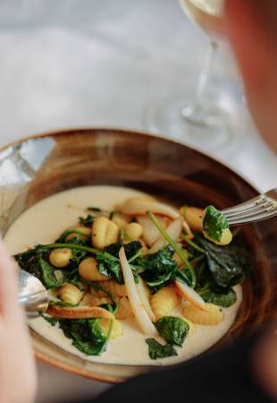 Gnocchi mit Spinat und Birne in Gorgonzolasauce Symbolfoto