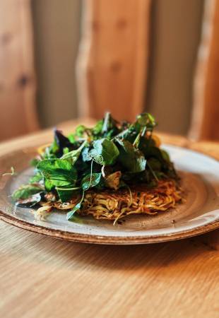 Gemüse-Kartoffelrösti mit Blattsalat an Walnussdressing Symbolfoto