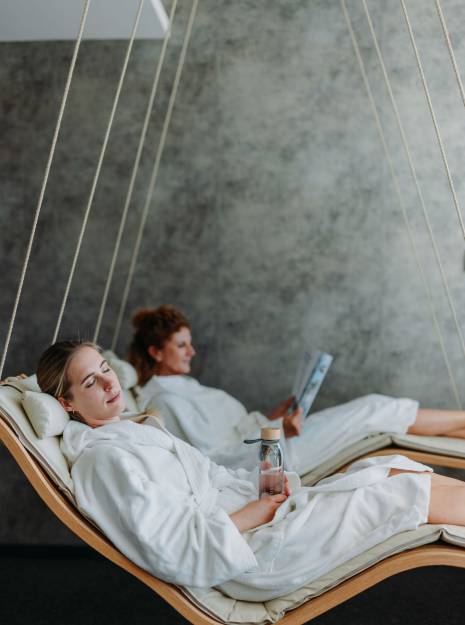 Frauen entspannen auf Schwebeliegen als Ort für Wellness in Oberstaufen.