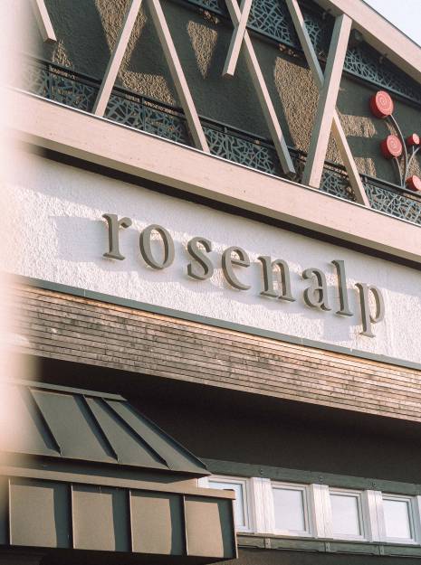 Logo auf der Außenfassade des Rosenalp Gesundheitsresort & Spa.