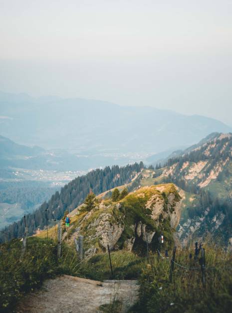 Panoramablick von einem Berg als Sommerurlaub in Bayern.