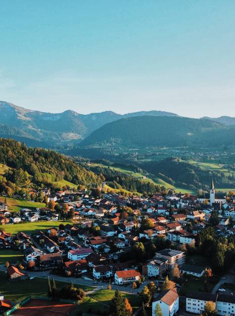 Blick auf Oberstaufen als Ort für den Sommerurlaub in Bayern.