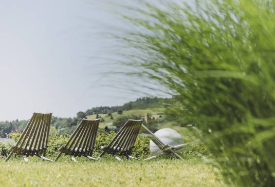 Stühle im Wellnessgarten Rosenalp