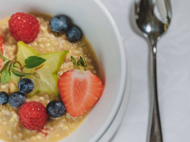 Rosenalp Frühstück Müsli mit frischen Früchten
